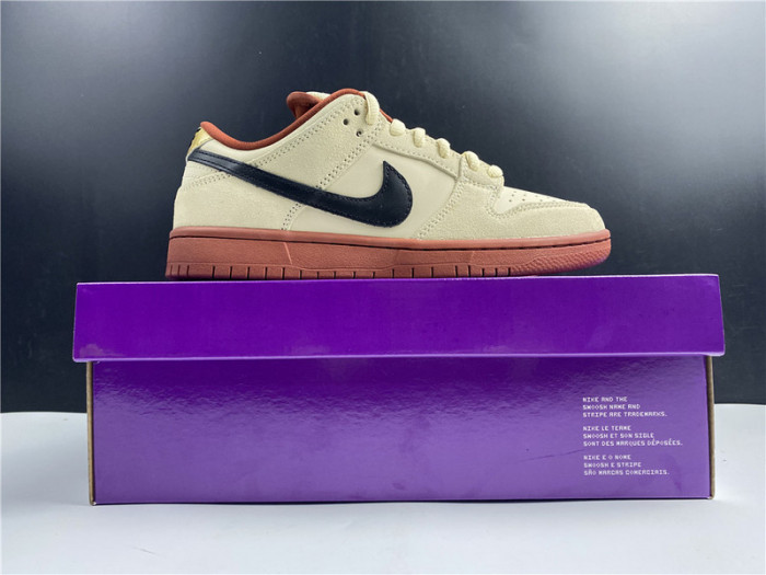 nike sb dunk low pro hennessy bq6817-100